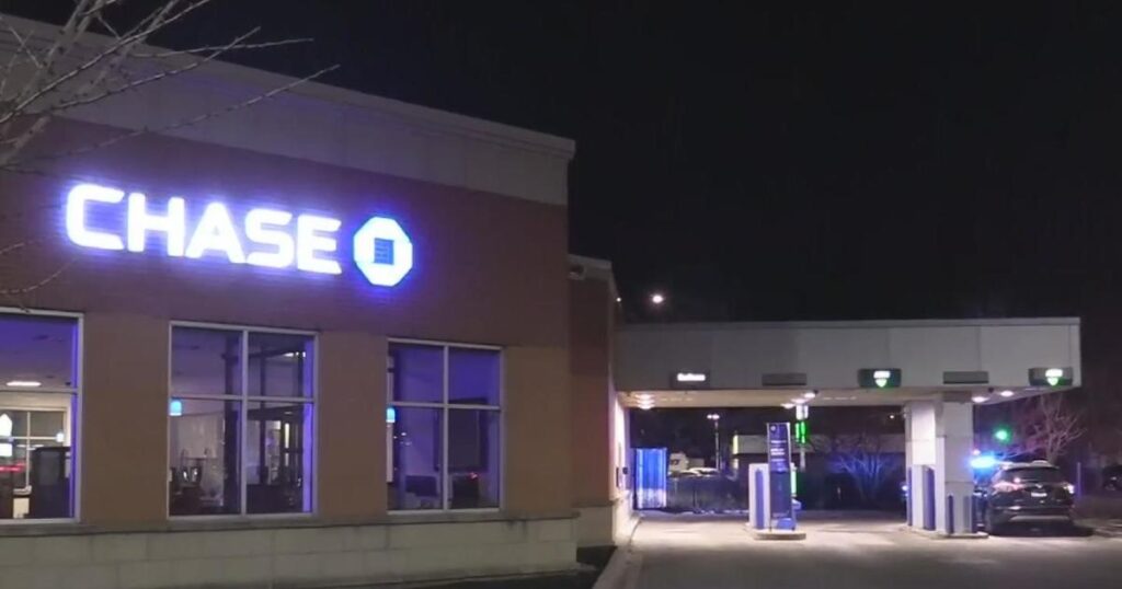 Una mujer fue atacada por ladrones en un cajero automático en el noroeste de Chicago