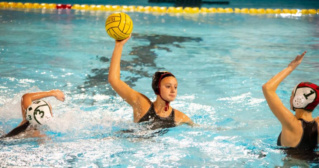 Atleta de la semana: El waterpolo femenino de Bishop es todo un negocio mientras Sofia Holman ayuda a liderar el camino