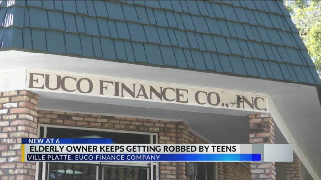 Un antiguo empresario que está frustrado porque los adolescentes roban.