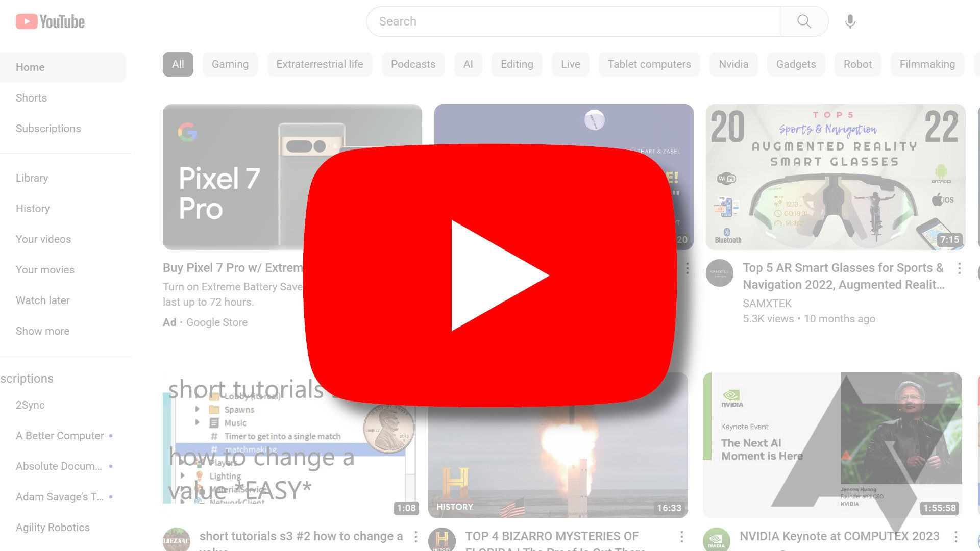 El logotipo de YouTube aparece encima de una imagen de pantalla blanca de YouTube abierta en un navegador, con una marca de agua AP.