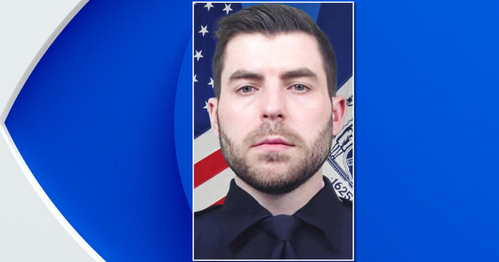El oficial caído de la policía de Nueva York, Jonathan Diller, fue ascendido póstumamente en un funeral en Long Island