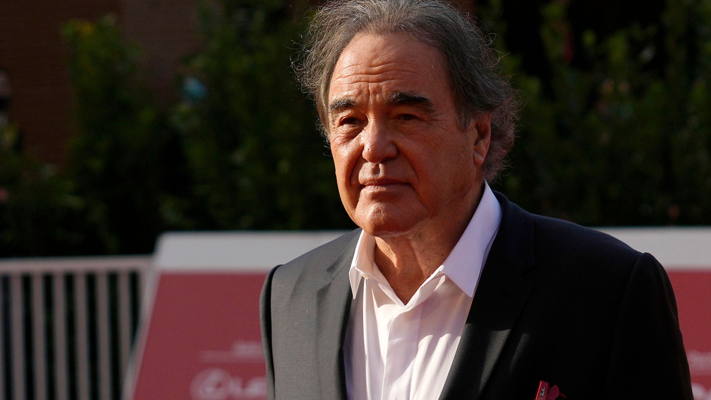 ROMA, ITALIA - 20 DE OCTUBRE: Oliver Stone llega a la alfombra roja de la película 