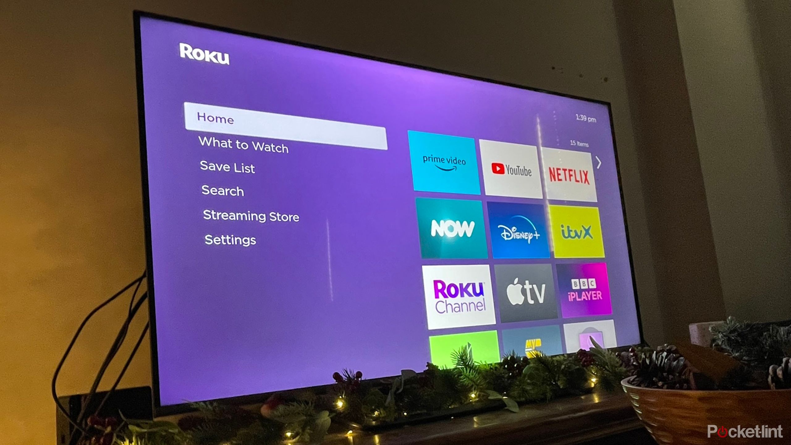 HiSense TV con dispositivo de transmisión Roku Express 4K, que muestra la pantalla de inicio de Roku