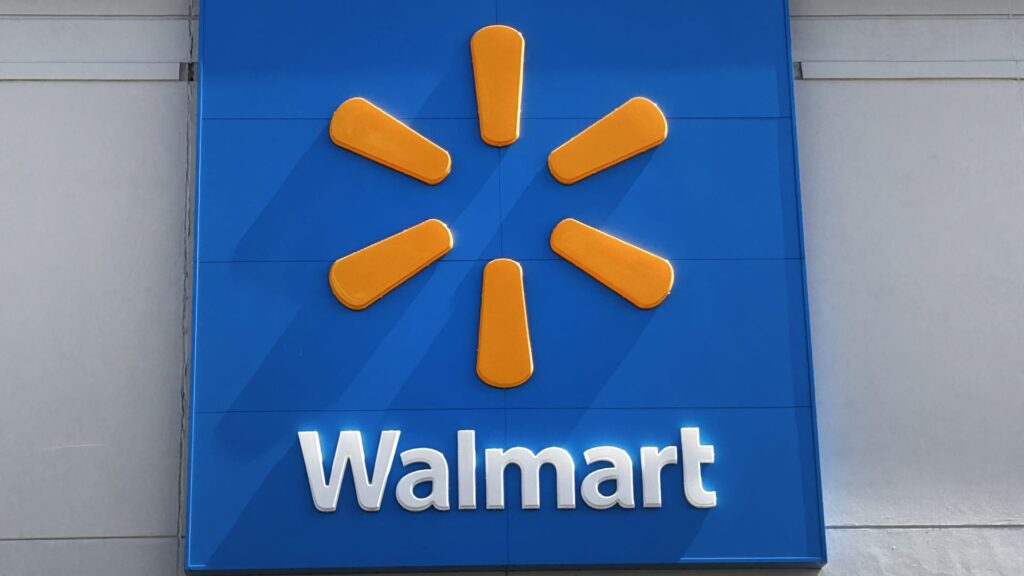 Según se informa, Walmart está despidiendo a cientos de trabajadores y reubicando a otros