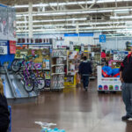 Medidas enérgicas contra las ‘devoluciones problemáticas’ a medida que Walmart y los principales minoristas cambian sus políticas de devolución; algunos están rastreando la actividad de los clientes