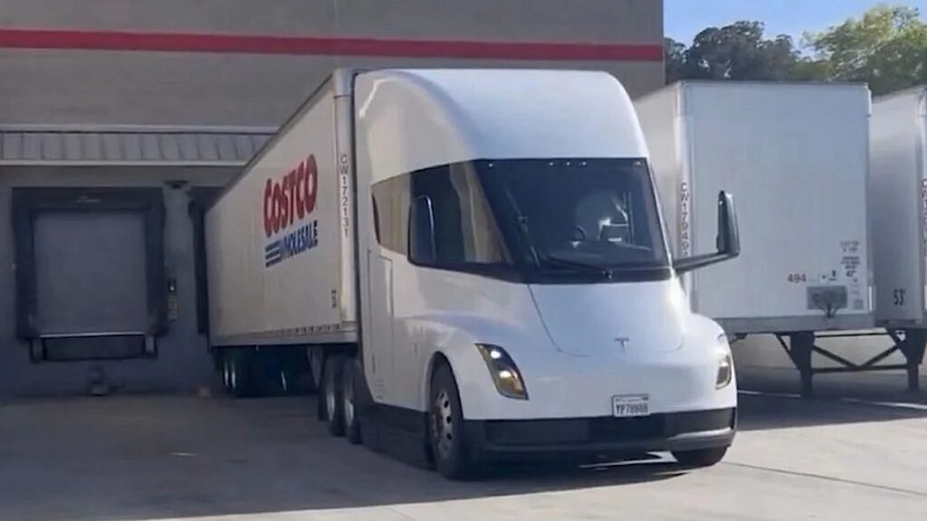 Las fotos de Tesla Semis en proceso en Walmart generan especulaciones sobre el aumento de la producción de Costco: «Más vale tarde que nunca»