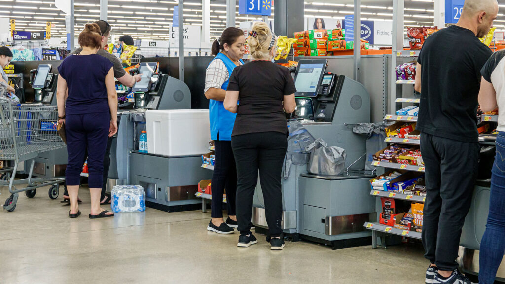 ‘¿Quieres comprobar mi recibo ahora?’  Los compradores de Walmart se enfurecen cuando se detienen a comprar ‘refrescos’ y los empleados no saben ‘nada’