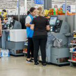 ‘¿Quieres comprobar mi recibo ahora?’  Los compradores de Walmart se enfurecen cuando se detienen a comprar ‘refrescos’ y los empleados no saben ‘nada’
