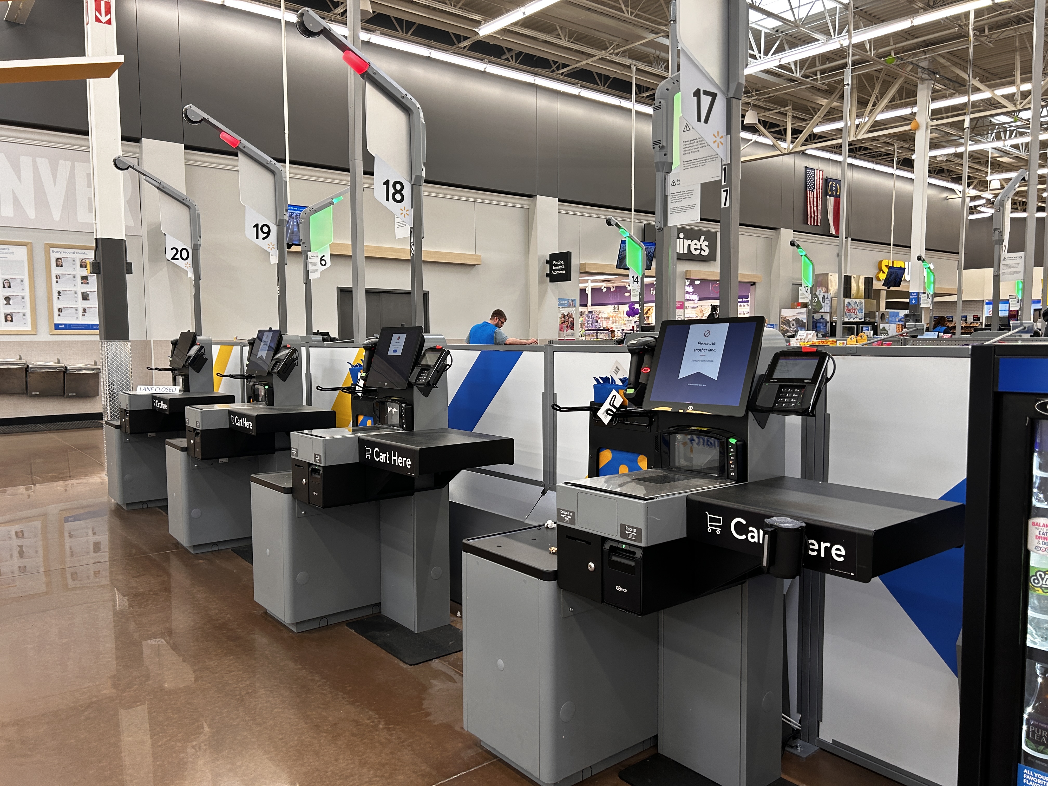 Un comprador arremetió contra las reglas de verificación de recibos de Walmart después de ser molestado