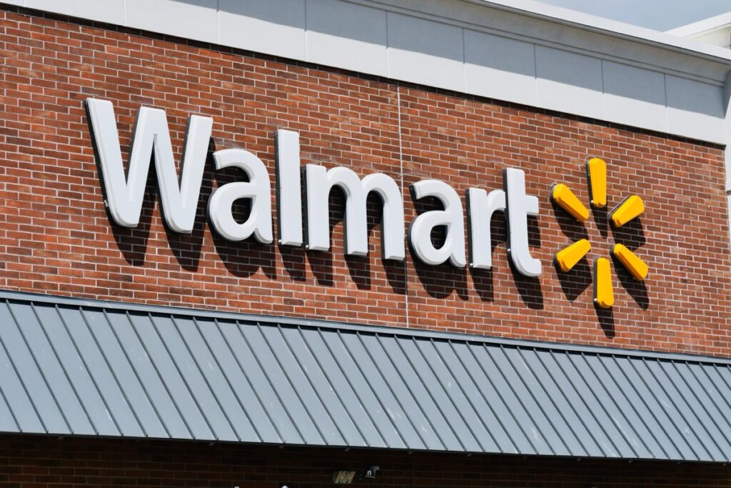 Empleado de Walmart comparte cómo encontrar secretos de ventas semanales – Best Life