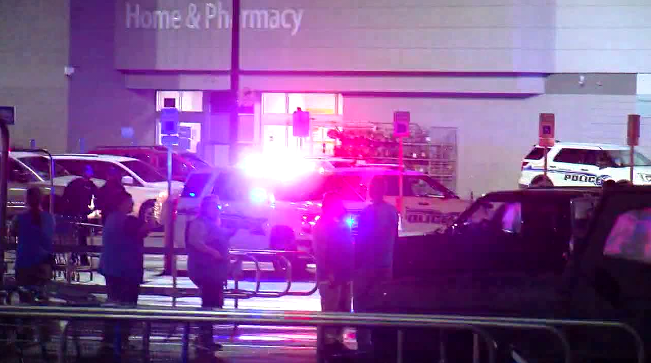 Fuente Walmart evacuada, fuerte presencia policial