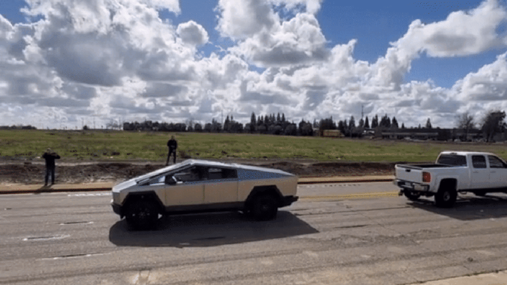 Tesla Cybertruck se avergüenza en un tira y afloja con Silverado HD