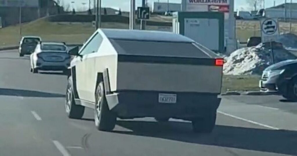 Conductor de Tesla Cybertruck captado por la cámara del tablero provocando un choque en la carretera: ‘idiota’