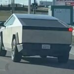 Conductor de Tesla Cybertruck captado por la cámara del tablero provocando un choque en la carretera: ‘idiota’