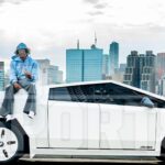 ¡Isaiah Simmons de los Gigantes viste el nuevo Tesla Cybertruck con envoltura personalizada!