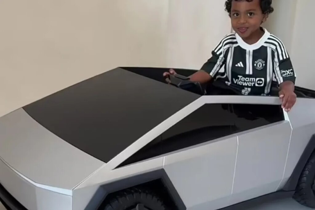 Kris Jenner le regala al hijo de Kim Kardashian un camión Tesla de juguete