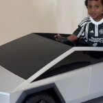 Kris Jenner le regala al hijo de Kim Kardashian un camión Tesla de juguete