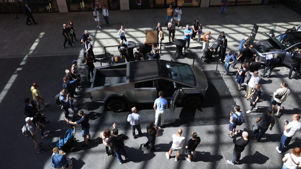 Si has visto un Cybertruck en la vida real ya te lo perdiste en Cyberstruck
