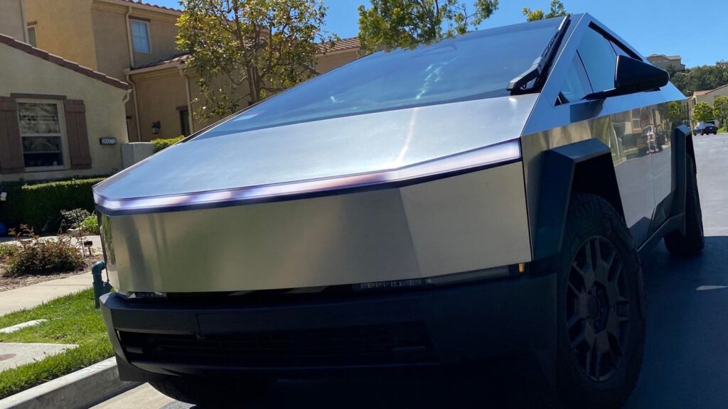 El mercado de Tesla Cybertruck usado aumenta, lucha contra Rivian R1T y R1S en 2025 por precio