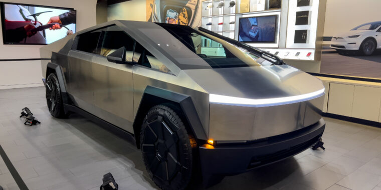 Los propietarios de Cybertruck informan de un problema con el pedal mientras Tesla suspende las entregas
