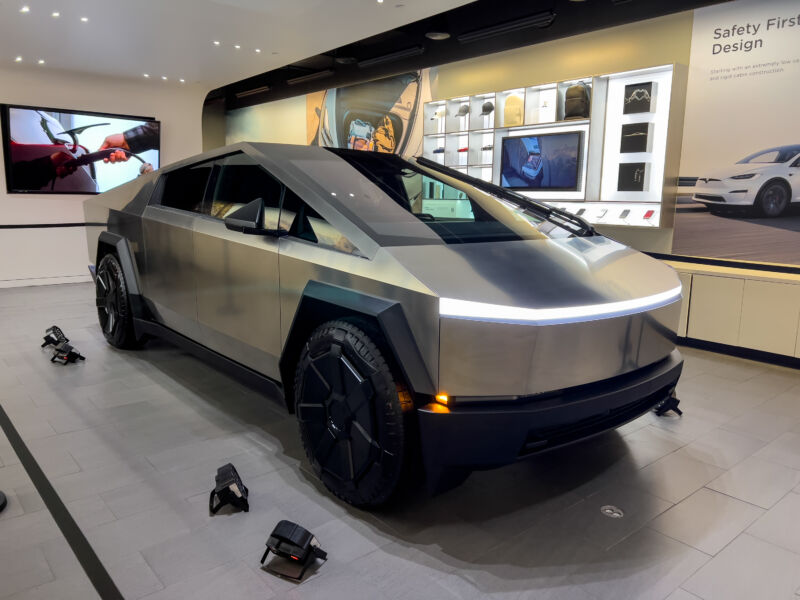 Un Tesla Cybertruck en una tienda Tesla