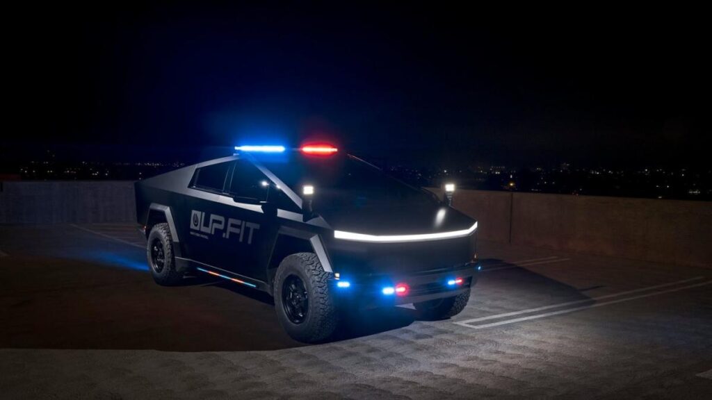 Tesla Cybertruck se disfraza de Robocop con un nuevo equipamiento policial
