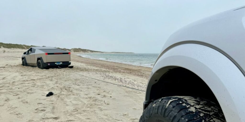El Cybertruck de Tesla se ha visto frustrado por la arena, la nieve y las llamadas de los reguladores