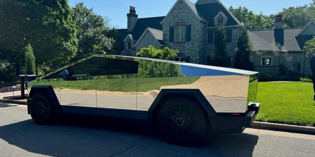 El propietario del Cybertruck pulió el vehículo y parece una nave espacial cromada