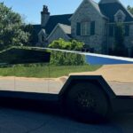 El propietario del Cybertruck pulió el vehículo y parece una nave espacial cromada