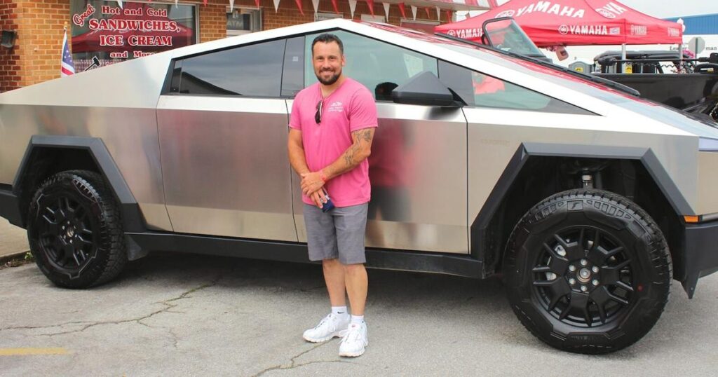 ¡Locura por los Cybertrucks!  Están zumbando alrededor del Lago de los Ozarks, así que nos detuvimos para charlar.  Noticias del lago de los Ozarks