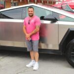 ¡Locura por los Cybertrucks!  Están zumbando alrededor del Lago de los Ozarks, así que nos detuvimos para charlar.  Noticias del lago de los Ozarks