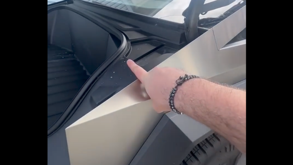 El propietario de un Tesla Cybertruck se rompe un dedo al intentar demostrar que es seguro