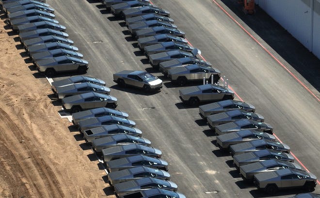 Los Cybertrucks están alineados en Tesla Giga Texas el martes 2 de abril de 2024.