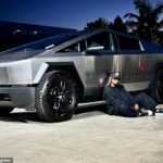Ciara deja Internet destrozado por su Tesla Cybertruck de 101.985 dólares mientras posa en el camino de entrada con un coche nuevo y brillante: «Parece un coche para conducir en Marte»