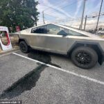 El propietario de un Tesla Cybertruck informa una fuga de refrigerante en el vehículo después de solo 35 millas