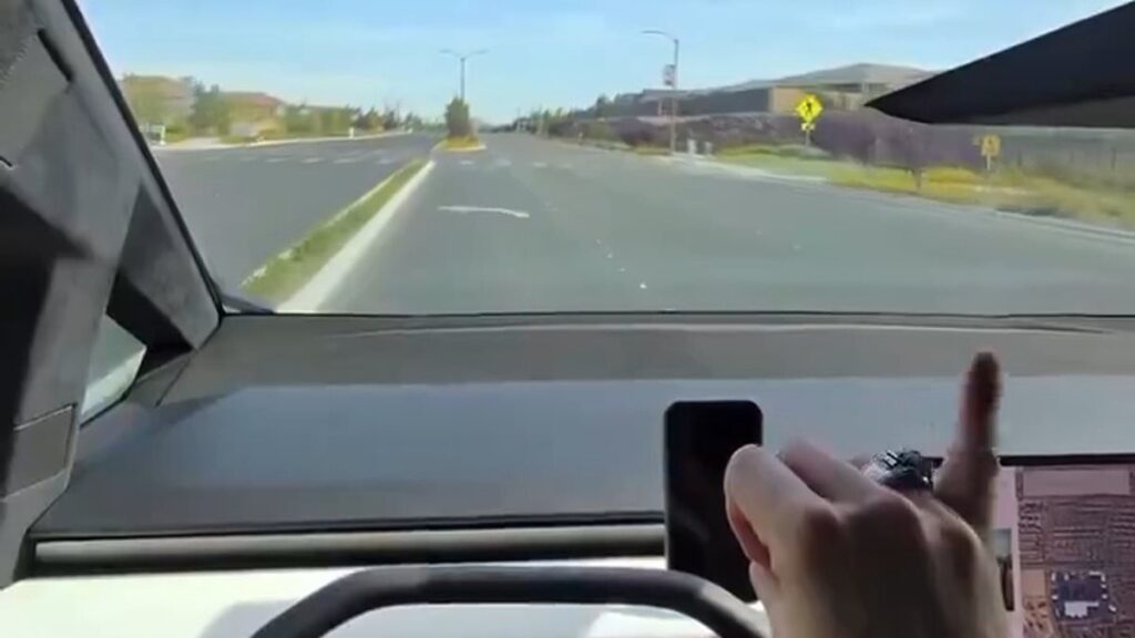 Un aviador idiota publica un vídeo de él mismo conduciendo un Cybertruck por una calle residencial a 133 km/h con un dedo fino