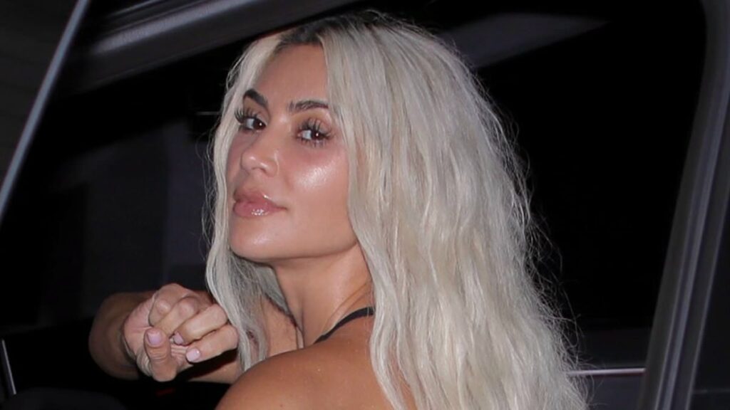 Kim Kardashian luce deslumbrante con un body con escote pronunciado y pantalones de cuero mientras sale de un Tesla Cybertruck en Los Ángeles.