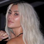 Kim Kardashian luce deslumbrante con un body con escote pronunciado y pantalones de cuero mientras sale de un Tesla Cybertruck en Los Ángeles.