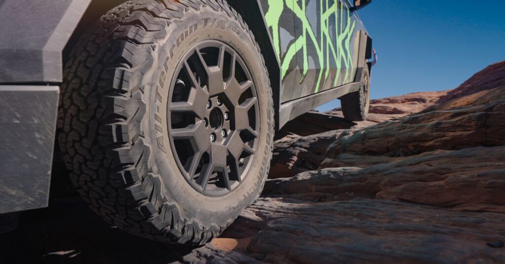 La actualización de Tesla Cybertruck trae nuevos modos Off-Road y CyberTent