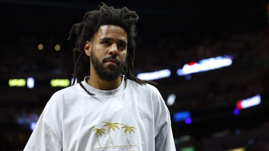J. Cole aparentemente fue «pasado por alto» por los vendedores de Tesla mientras compraba Cybertruck