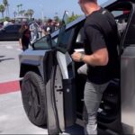 Puede que el Tesla Cybertruck no parezca elegante, pero las puertas que cortan las piernas sí lo son