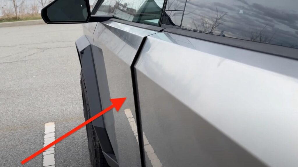 El crítico Elon Musk califica la abertura de la puerta del Cybertruck como «la peor que he visto en un vehículo de producción».