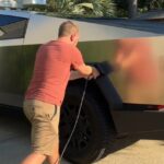 El hombre se enoja cuando el cable de carga se atasca en el Cybertruck