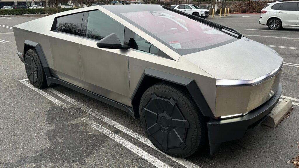 Tesla amenaza a sus clientes con una multa de 50.000 dólares si intentan vender su Cybertruck que no cabe en su nuevo aparcamiento