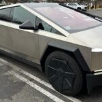 Tesla amenaza a sus clientes con una multa de 50.000 dólares si intentan vender su Cybertruck que no cabe en su nuevo aparcamiento