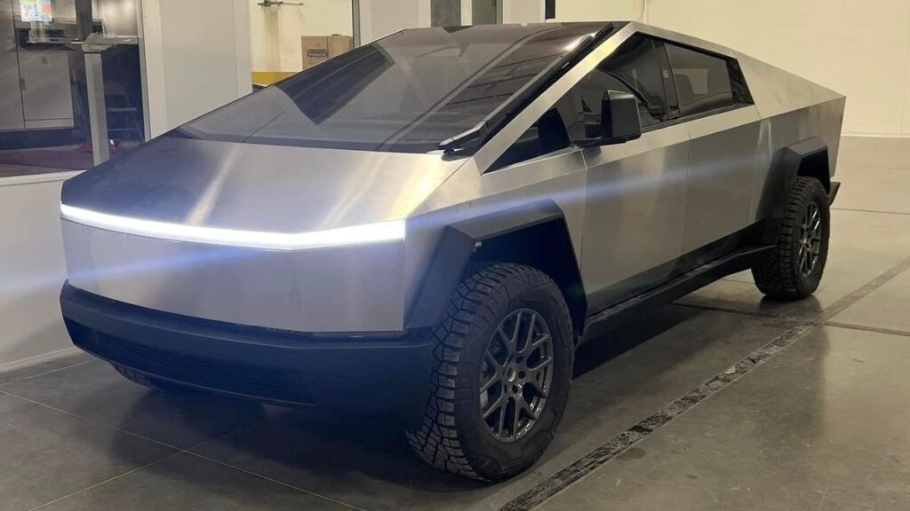 Están llegando quejas de los propietarios de Tesla Cybertruck: esto es lo que está pasando