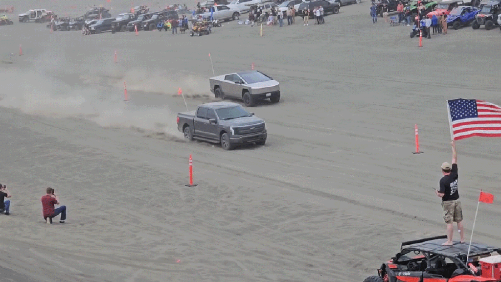 El Tesla Cybertruck F-150 Lightning dominó la Sand Drag Race