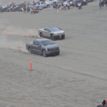 El Tesla Cybertruck F-150 Lightning dominó la Sand Drag Race