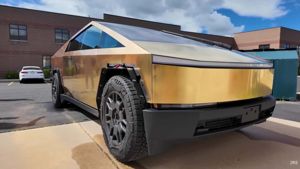 Echa un vistazo a este Tesla Cybertruck de oro de 24 quilates