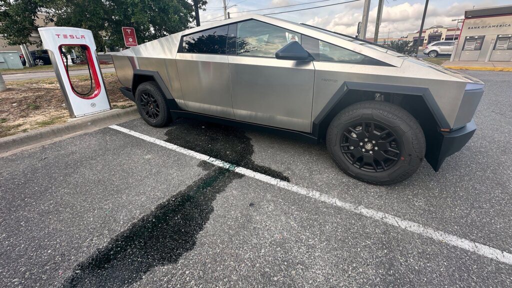 El propietario de Tesla Cybertruck lucha por reparar la fuga de refrigerante bajo garantía